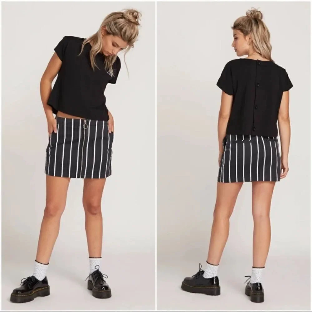 VOLCOM: The Frochickie Skirt Size Medium